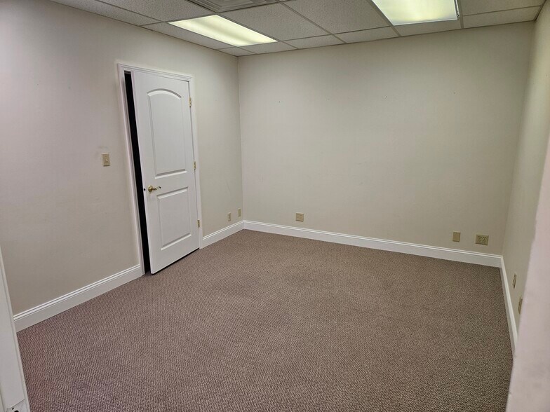 More Photos Of 4900 Shamrock Dr, Evansville Office For Lease