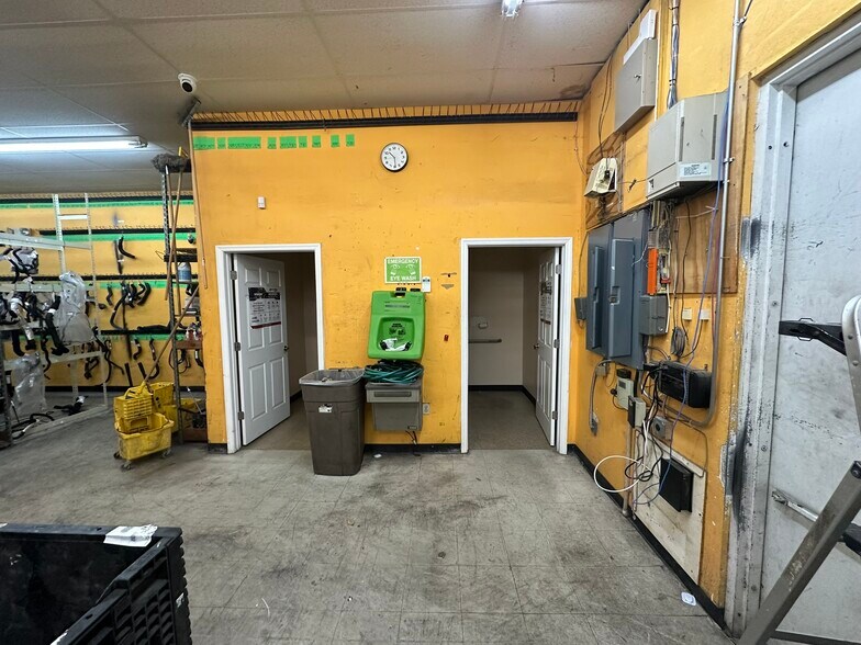 More Photos Of 4801 66th St N, Kenneth City Flex For Lease