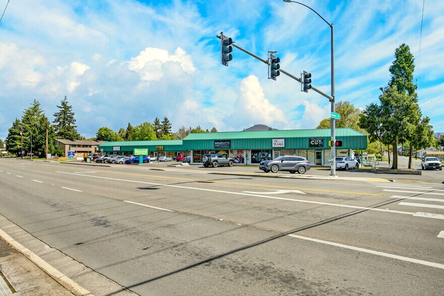 More Photos Of 604-628 Crater Lake Ave, Medford Freestanding For Sale