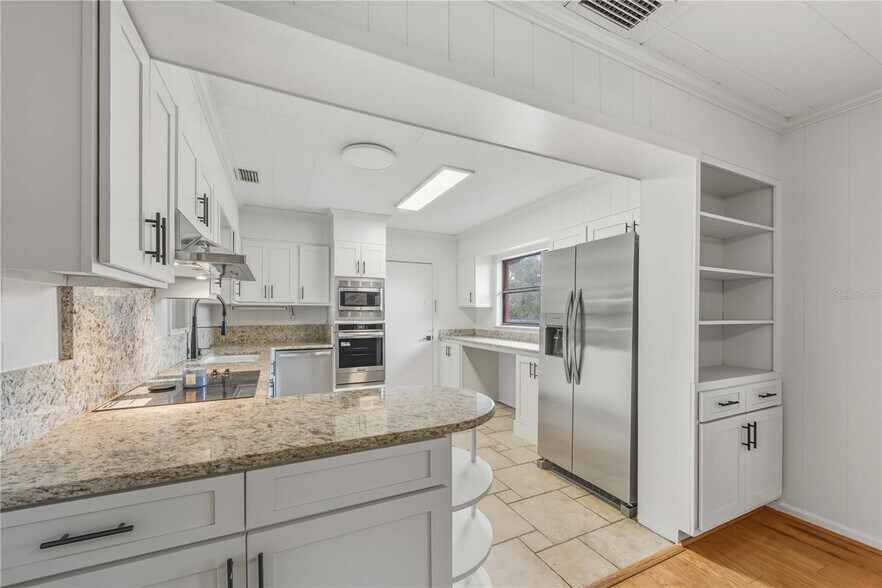 More Photos Of 274 W Kings Hwy, Center Hill Flex For Sale
