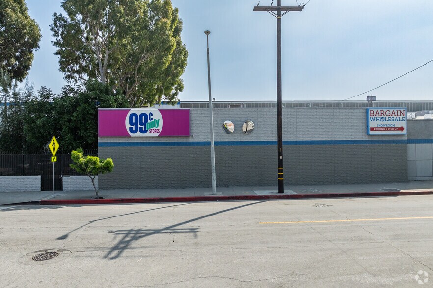 More Photos Of 4000 Union Pacific Ave, Commerce Distribution For Lease