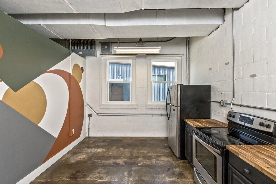 More Photos Of 46 Aston St, Asheville Light Manufacturing For Lease