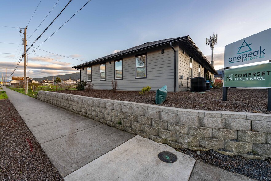 More Photos Of 296 S Pacific Hwy, Talent Medical For Sale