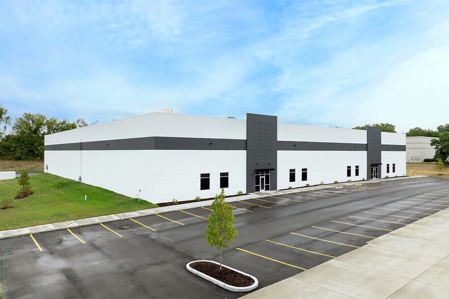 More Photos Of 500-550 Corporate Hills Dr, Saint Charles Warehouse For Lease