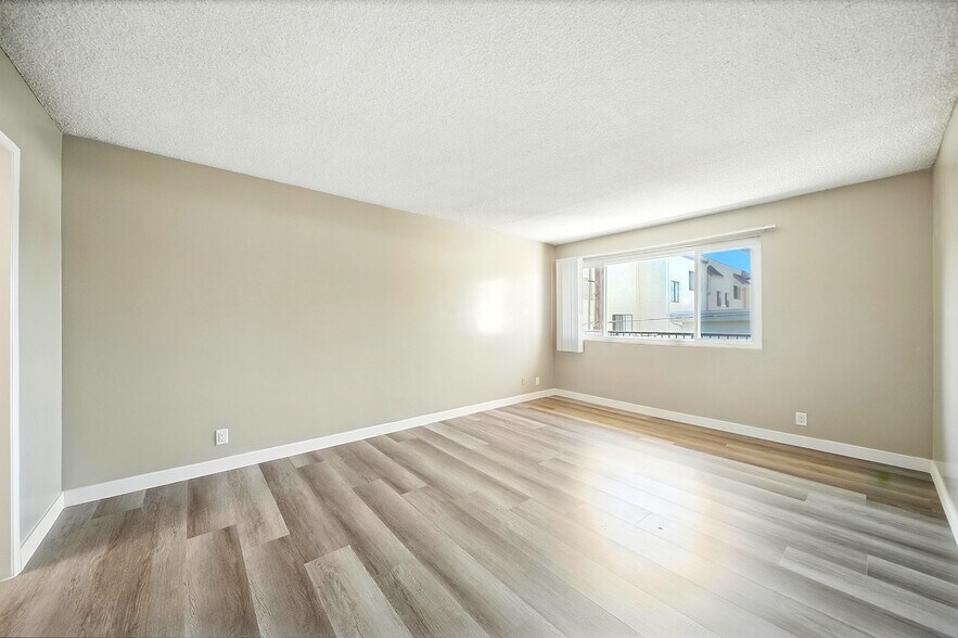 More Photos Of 1165 Thompson Ave, Glendale Apartments For Sale