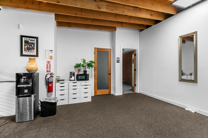 More Photos Of 1604 Venice Blvd, Los Angeles Showroom For Lease