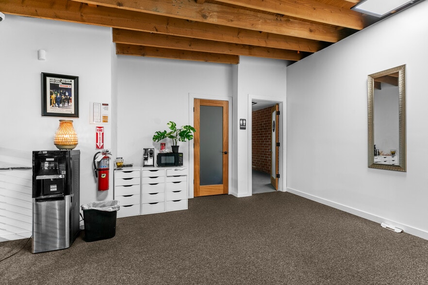 More Photos Of 1604 Venice Blvd, Los Angeles Showroom For Lease