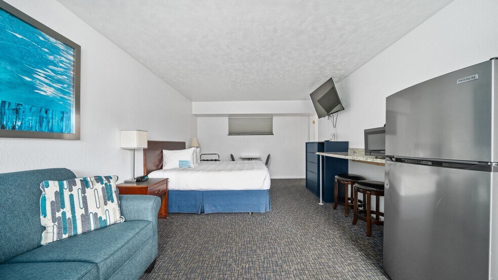 More Photos Of 1010 E Front St, Traverse City Hotel For Sale