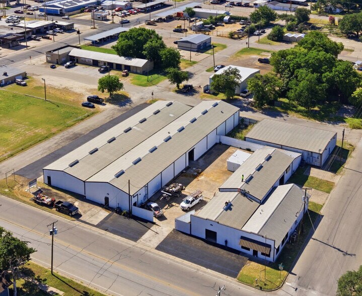 More Photos Of 201 W Westhill Dr, Cleburne Warehouse For Lease