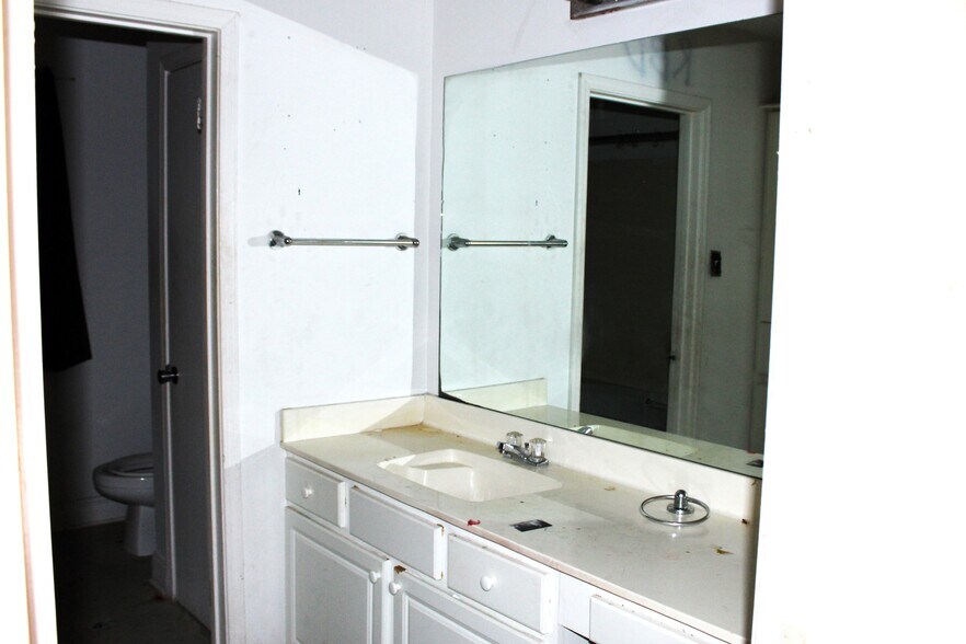 More Photos Of 7070 Bundy Rd, New Orleans Storefront Retail Residential For Sale