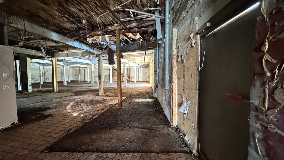 More Photos Of 13 N Broad St, Winder Office For Sale