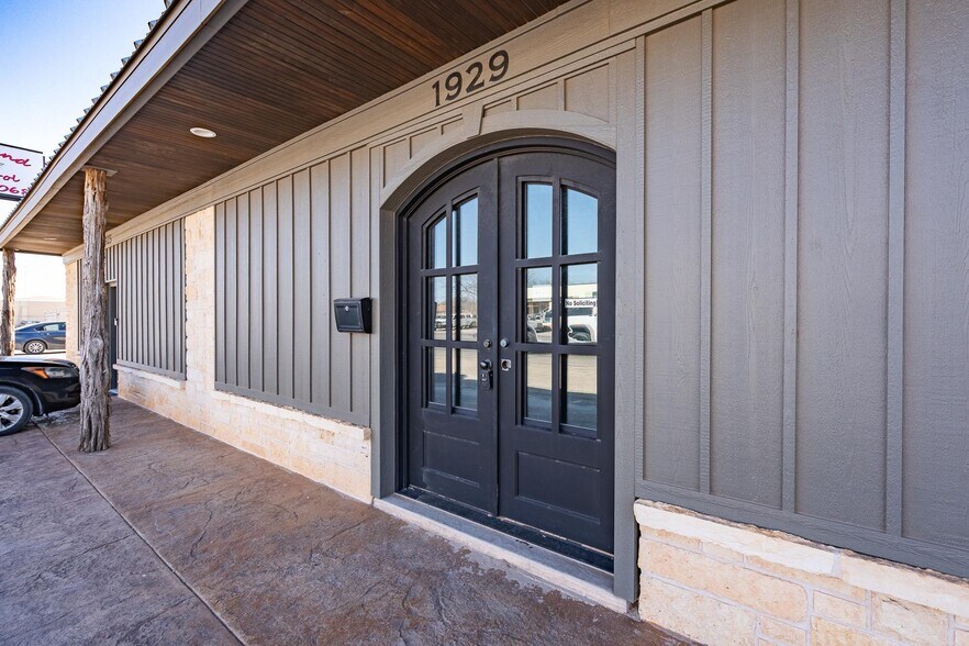 More Photos Of 1929 S Treadaway Blvd, Abilene Showroom For Lease