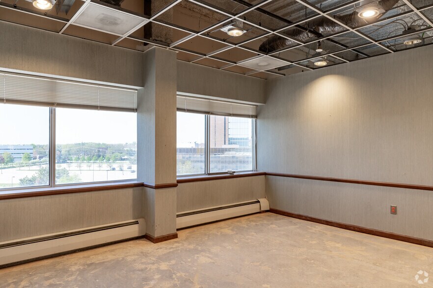 More Photos Of 801-803 W Big Beaver Rd, Troy Office For Lease