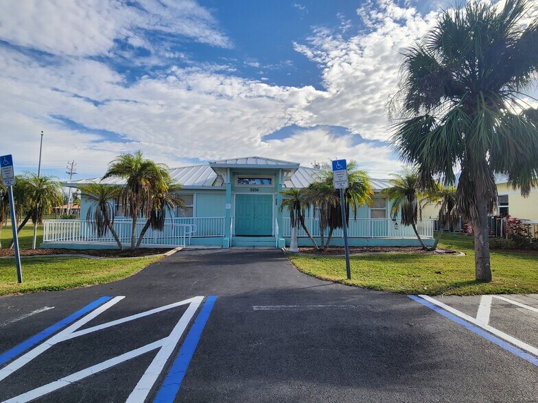 More Photos Of 8359 Stringfellow Rd, Saint James City Medical For Lease