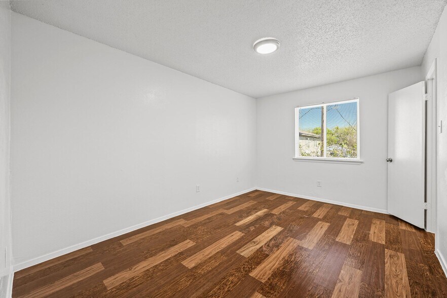 More Photos Of 6913 Wentworth Dr, Austin Multifamily For Sale