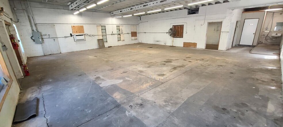 Primary Photo Of 1814 E Broadway Ave, Maryville Warehouse For Lease