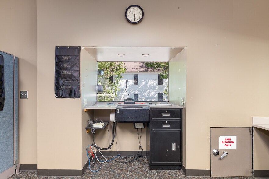 More Photos Of 212 S Main St, Grove Office For Sale