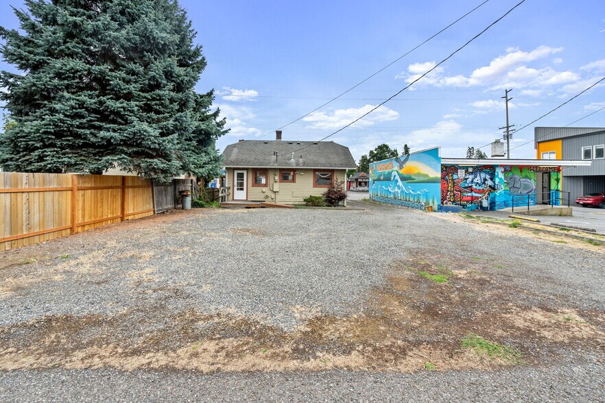 More Photos Of 2721 Meridian St, Bellingham Storefront Retail Office For Sale