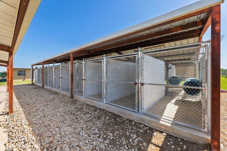 More Photos Of 5800 Curran Dr, Von Ormy Veterinarian Kennel For Sale