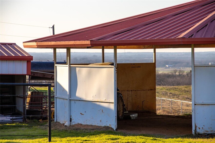 More Photos Of 7206 S FM 51, Boyd Veterinarian Kennel For Sale