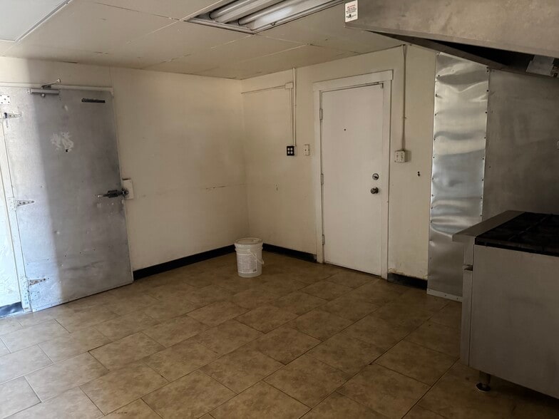 More Photos Of 6018 W Glendale Ave, Glendale General Retail For Sale