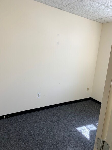 More Photos Of 2800 Lancaster Ave, Wilmington Storefront Retail Office For Lease