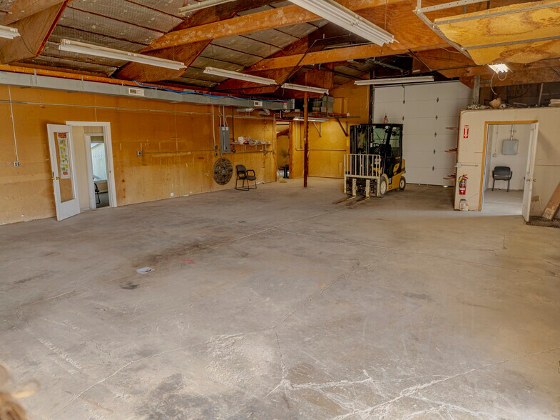 More Photos Of 15454 W High St, Middlefield Warehouse For Sale