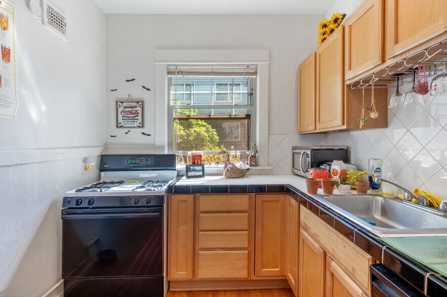More Photos Of 1052 E Thomas St, Seattle Apartments For Sale