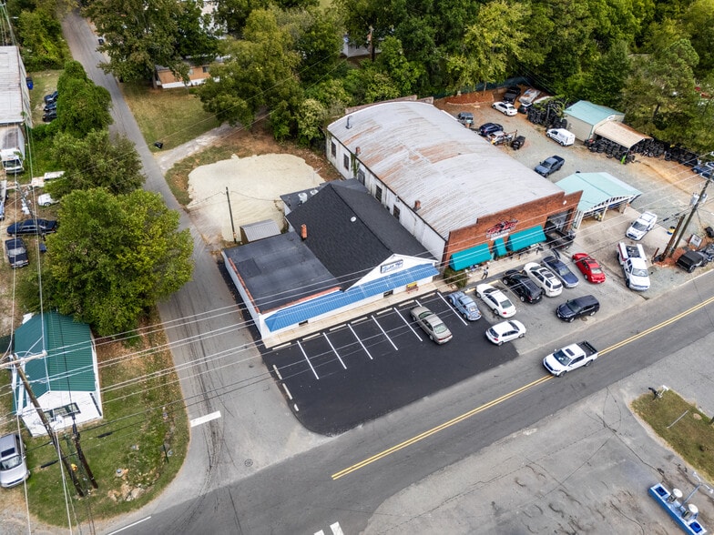 More Photos Of 121 Thompson St, Pittsboro Freestanding For Lease