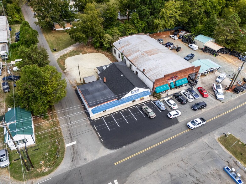 More Photos Of 121 Thompson St, Pittsboro Freestanding For Lease