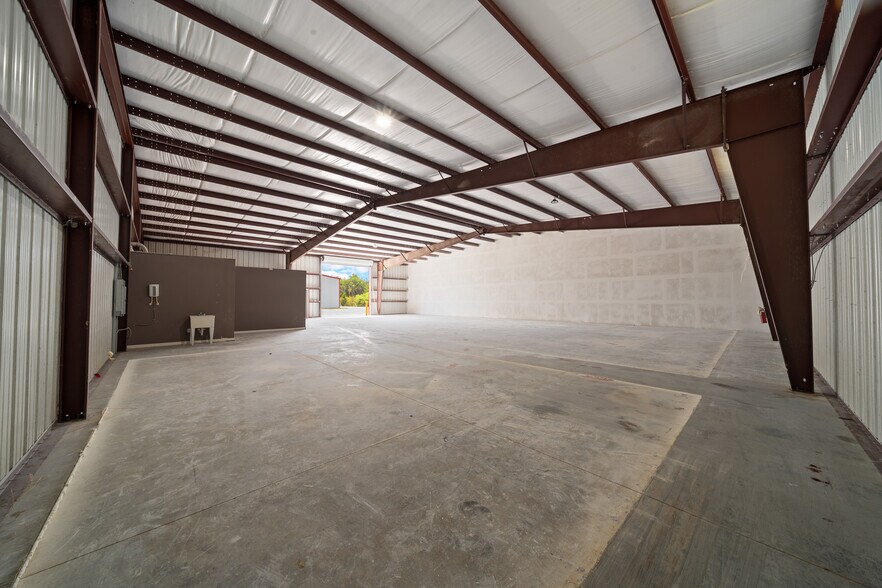 More Photos Of 3073 NE 37th Pl, Wildwood Warehouse For Lease