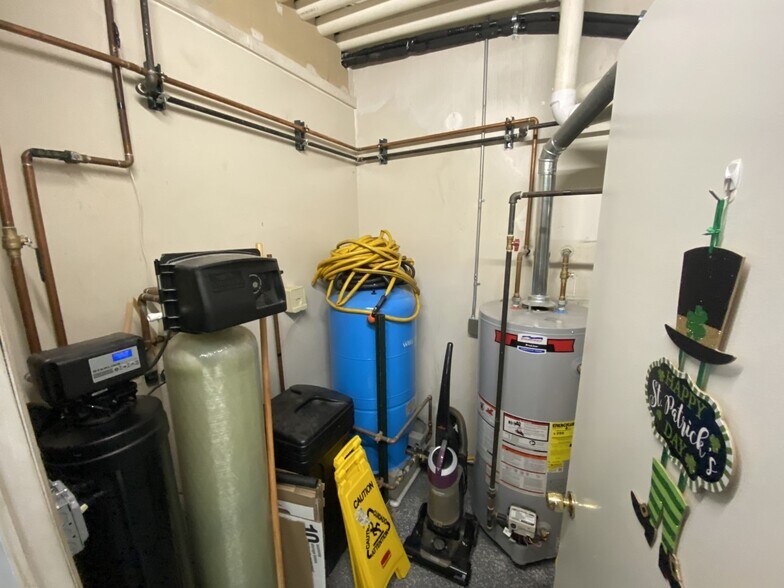 More Photos Of 867-887 Grand Oaks Dr, Howell Warehouse For Lease