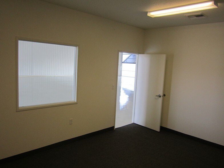 More Photos Of 6891 N Glen Harbor Blvd, Glendale Airplane Hangar For Sale