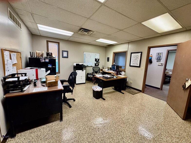 More Photos Of 3822 Victory Ave, Louisville Warehouse For Lease
