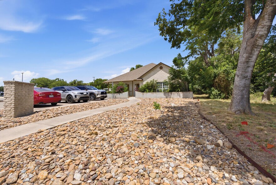 More Photos Of 215 Courtyard Dr, New Braunfels Office For Lease