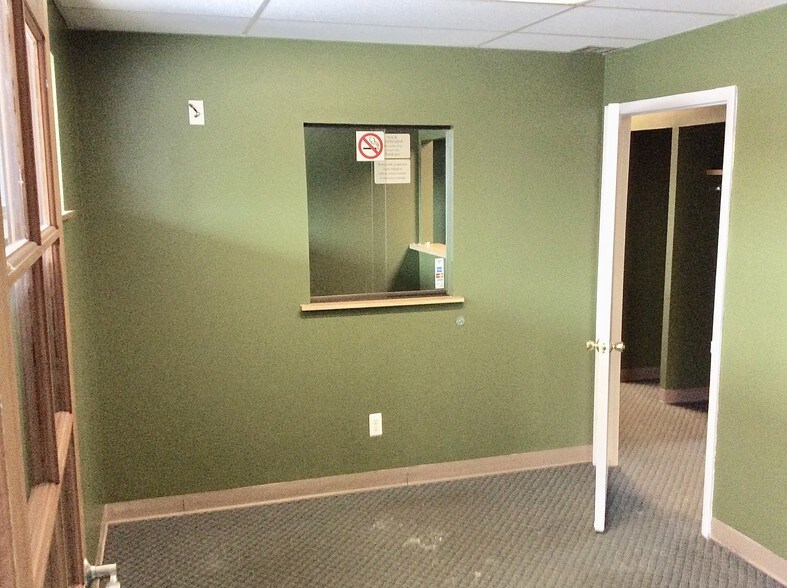 More Photos Of 25400-25430 Goddard Rd, Taylor Medical For Sale