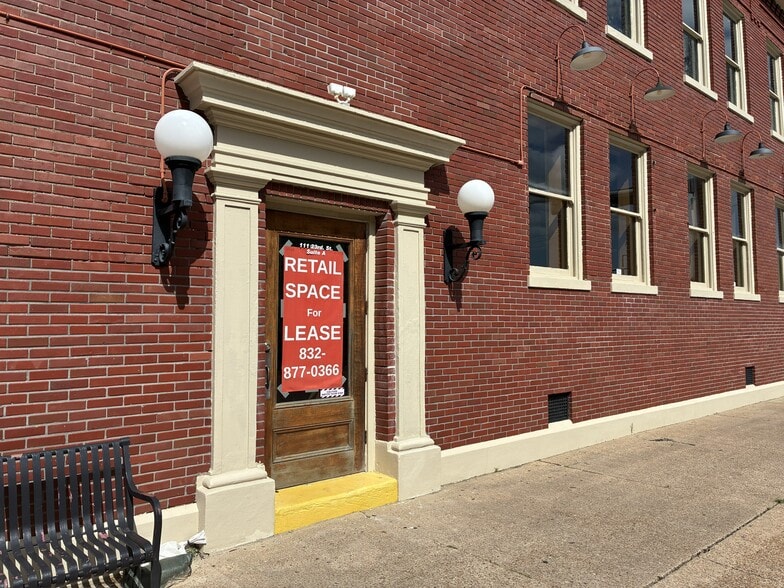 More Photos Of 111 23rd St, Galveston Bar For Lease