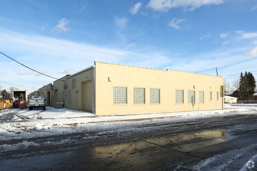 More Photos Of 26400-26450 W 7 Mile Rd, Redford Warehouse For Lease
