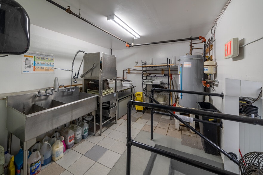 More Photos Of 15475 Marine Dr, White Rock Storefront Retail Office For Lease