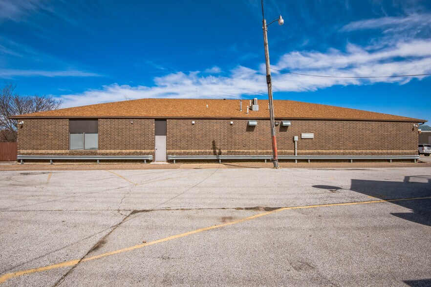 More Photos Of 2350 4th Ave, Rock Island Office For Sale