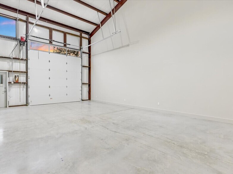 More Photos Of 15210 Fitzhugh Rd, Austin Light Distribution For Lease