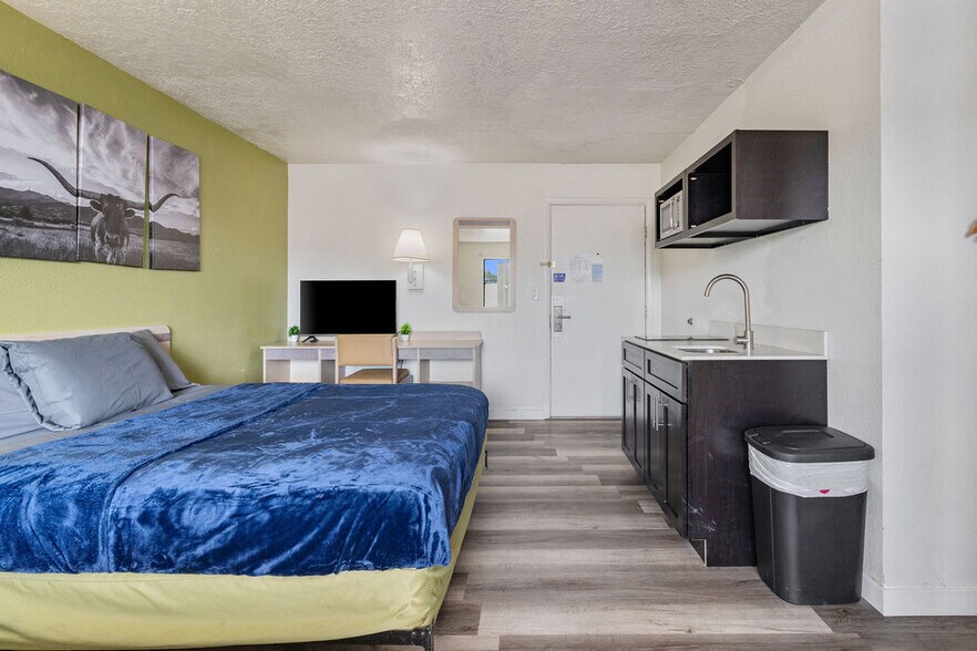 More Photos Of 261 Bear River Dr, Evanston Hotel For Sale