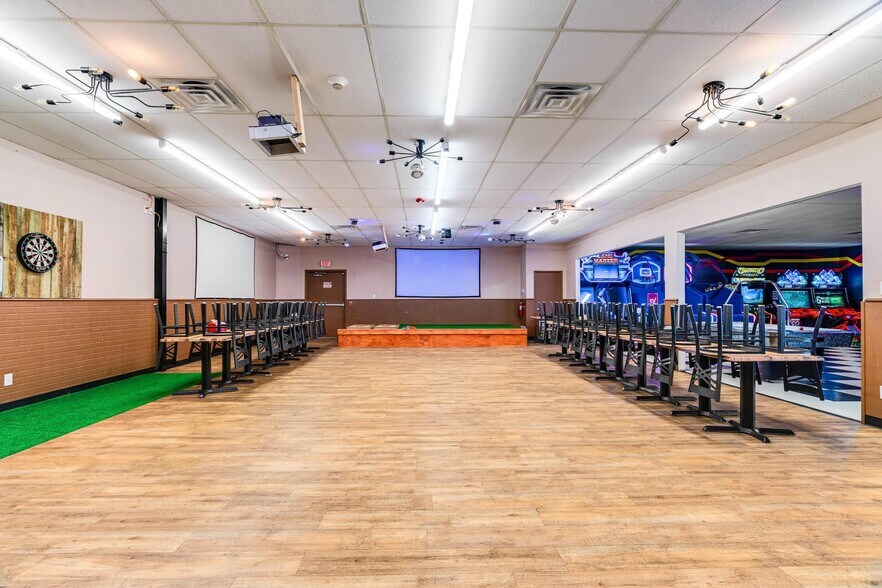 More Photos Of 3610 N Main St, Paris Restaurant For Sale