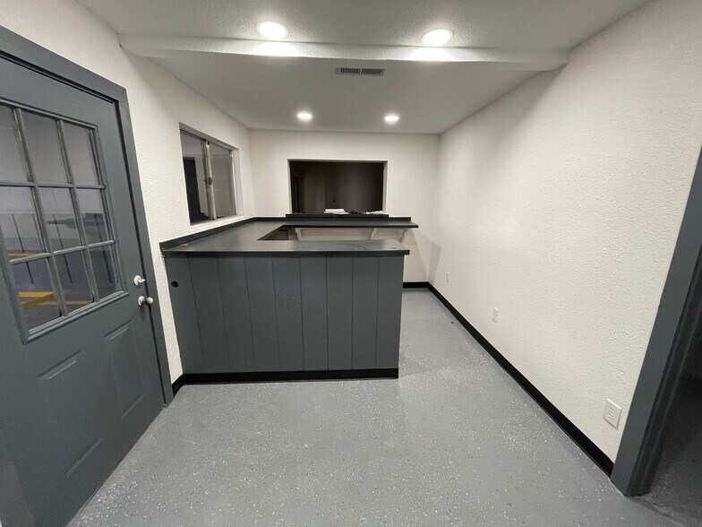 More Photos Of 2563 NE 33rd St, Fort Worth Service For Lease