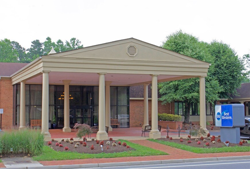 More Photos Of 351 York St, Williamsburg Hotel For Lease