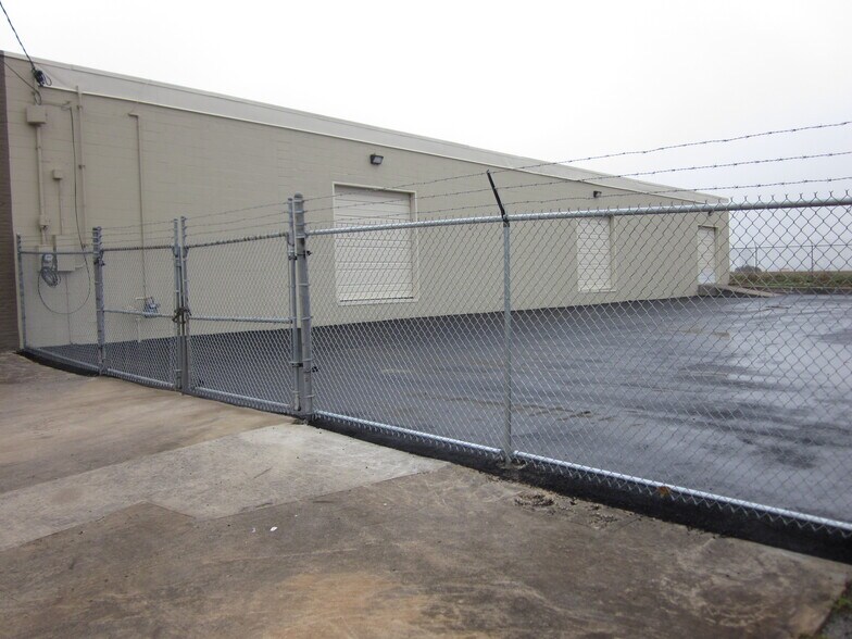 More Photos Of 135 Braniff Dr, San Antonio Manufacturing For Lease