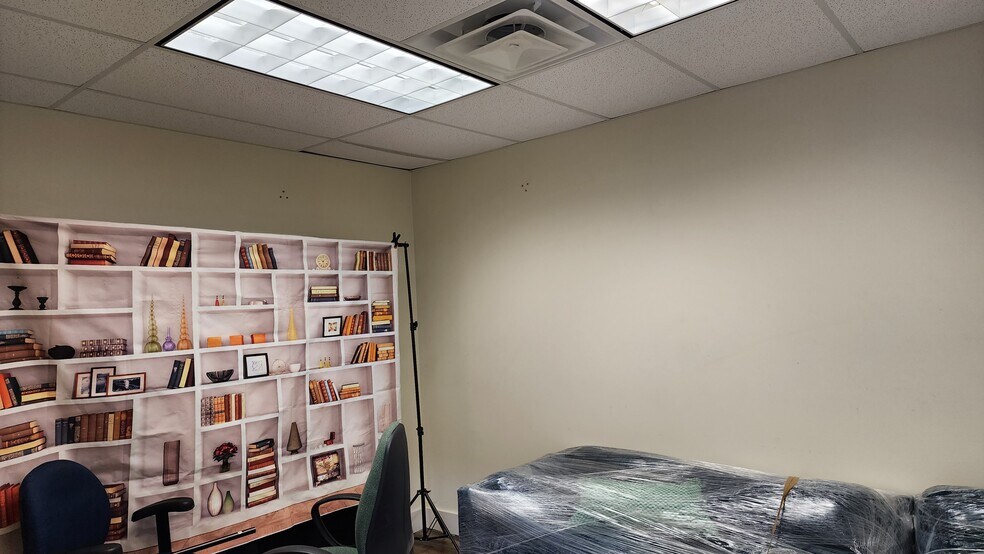 More Photos Of 1425 Ellsworth Industrial Dr, Atlanta Storefront Retail Office For Lease