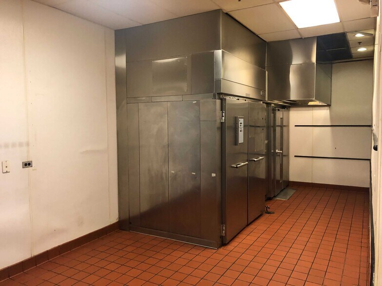 More Photos Of 7909-7945 S Harlem Ave, Burbank Unknown For Lease