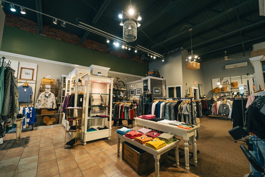 More Photos Of 18 Rue Saint-Thomas, Sainte-anne-de-bellevue Storefront Retail Office For Sale