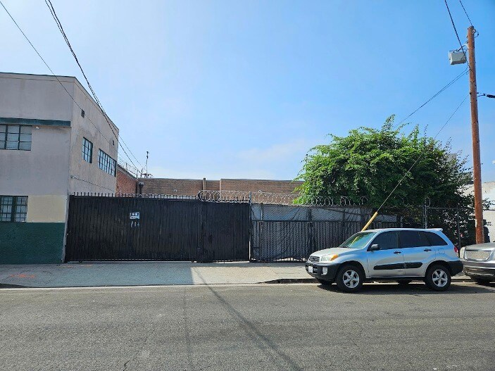 More Photos Of 804 E 18th St, Los Angeles Warehouse For Lease